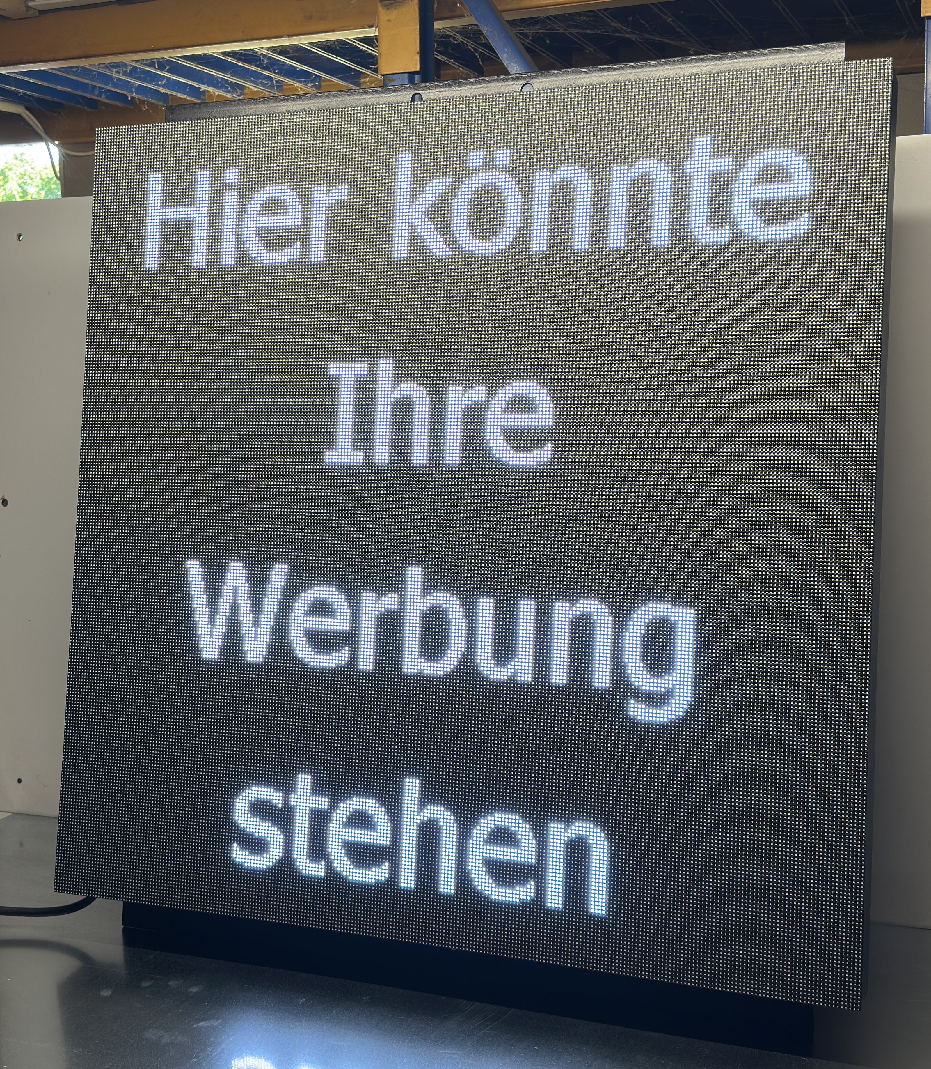 LED Display von LEDBlue - Eingeschaltet mit Aufschrift: Hier könnte Ihre Werbung stehen