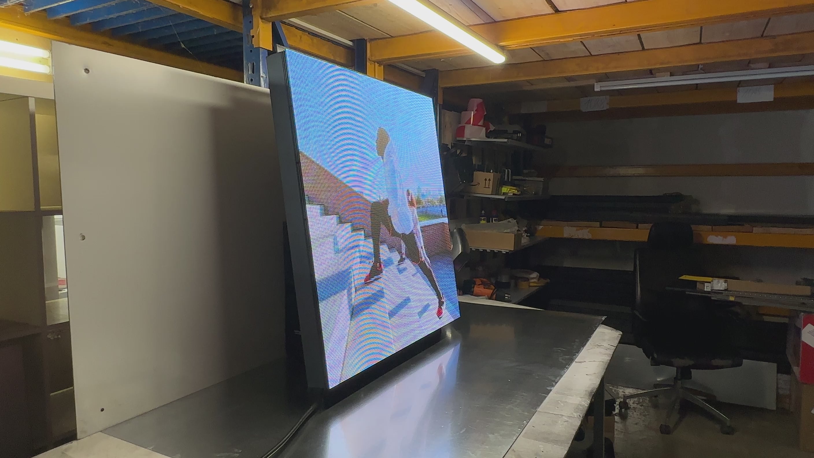 Video laden: Outdoor LED-Display in der Seiten und Frontansicht
